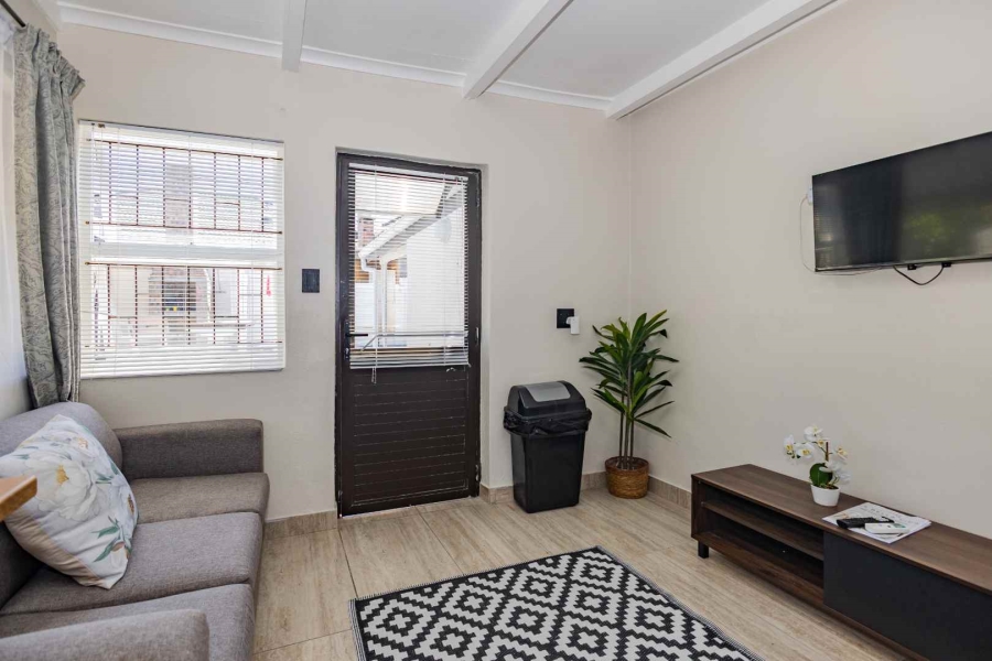 To Let 1 Bedroom Property for Rent in Oakdale Western Cape